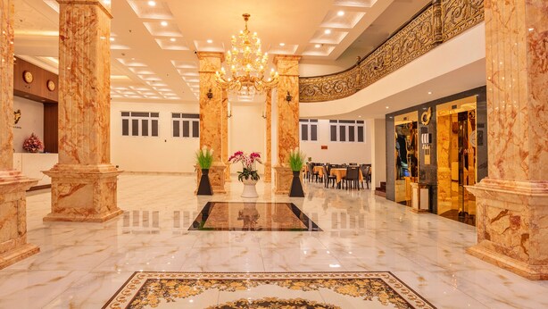 A spacious lobby with marble columns, a chandelier, and a reception desk. - HANZ Premium Mai Vang 2 Hotel Dalat (Xuan Huong - Da Lat)