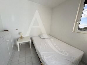 1 dormitorio y tabla de planchar con plancha