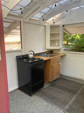 Oven, stovetop, coffee/tea maker, cookware/dishes/utensils