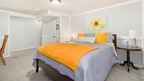 Une chambre à coucher avec un lit, une table de chevet et une chaise.