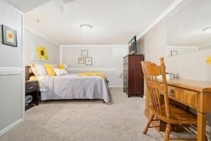 2 habitaciones, escritorio y tabla de planchar con plancha