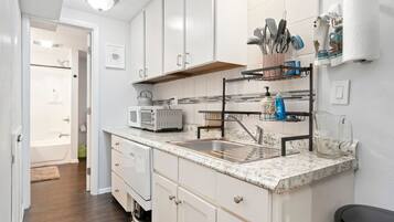 ثلاجة، ميكروويف، فرن، موقد طهي مسطح