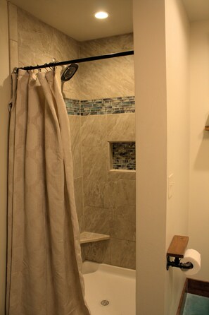 Dusche, Haartrockner, Handtücher, Shampoo