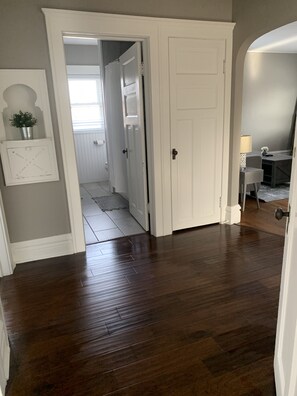 Interior - Clean Modern Victorian Stay (La Crosse)