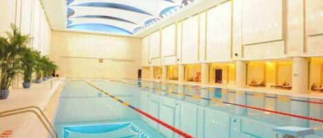 Kolam renang tertutup