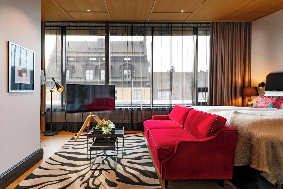 Room, 1 King Bed, Non Smoking | Minibar, in-room safe, desk, laptop workspace