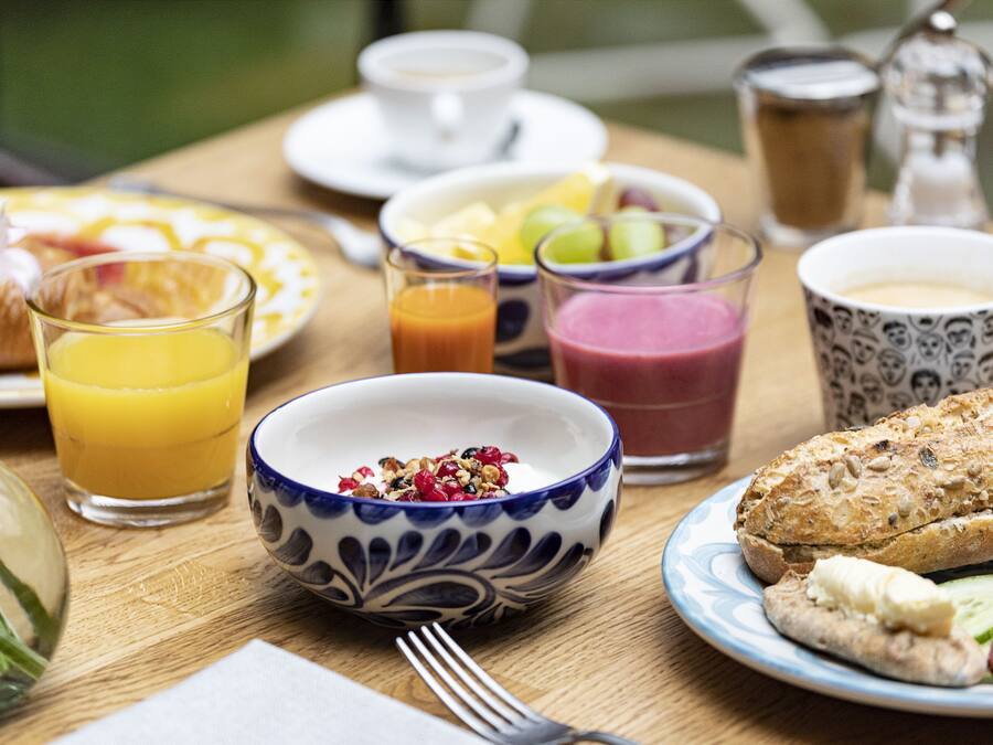 Una mesa de desayuno con diversas comidas y bebidas.