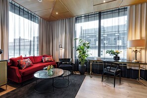 套房, 1 间卧室, 转角 | 迷你吧、客房内保险箱、办公桌、笔记本电脑工作区