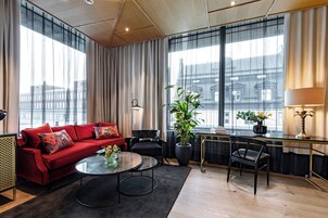 Sviitti, 1 makuuhuone, kulmassa | Minibaari, tallelokero huoneessa, työpöytä