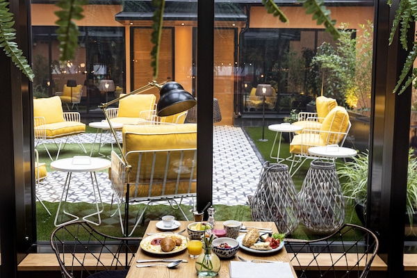 Daily buffet breakfast for a fee