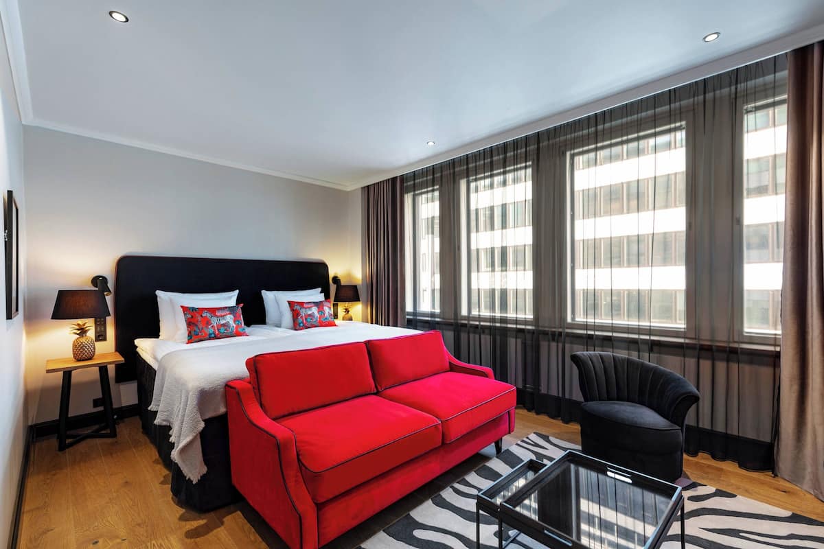 Comfort Room, 1 King Bed, Non Smoking | Minibar, in-room safe, desk, laptop workspace