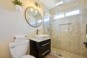 Haartrockner, Handtücher, Shampoo, Toilettenpapier