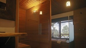 A wooden sauna with a glass door, a wooden bench, and a view of the outdoors through a large window. - Aires de Patagônia Pousada (Cambara do Sul)