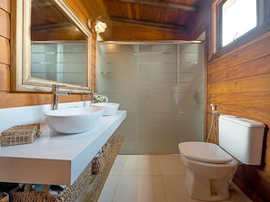 Country House | Kylpyhuone | Suihku, sadesuihkupää, ilmaiset hygieniatuotteet, hiustenkuivaaja