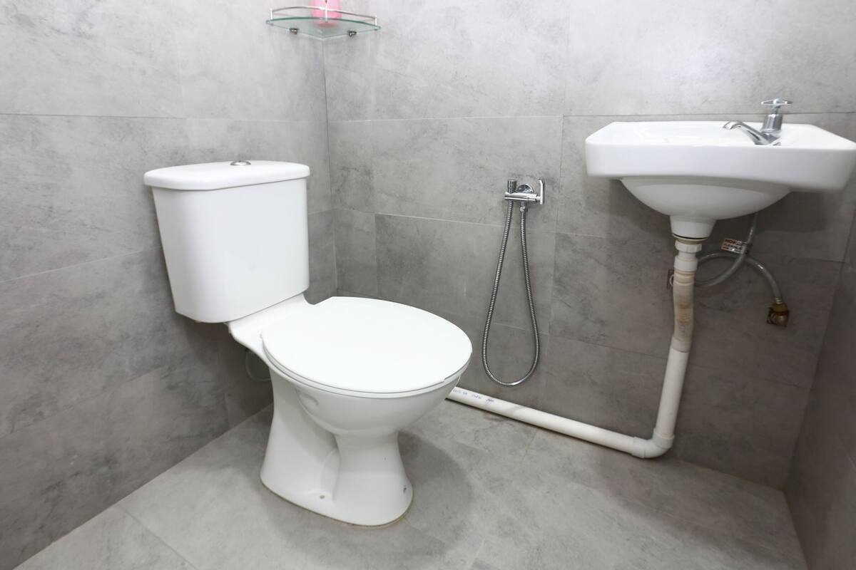 family suite | bathroom | shower, free toiletries, towels