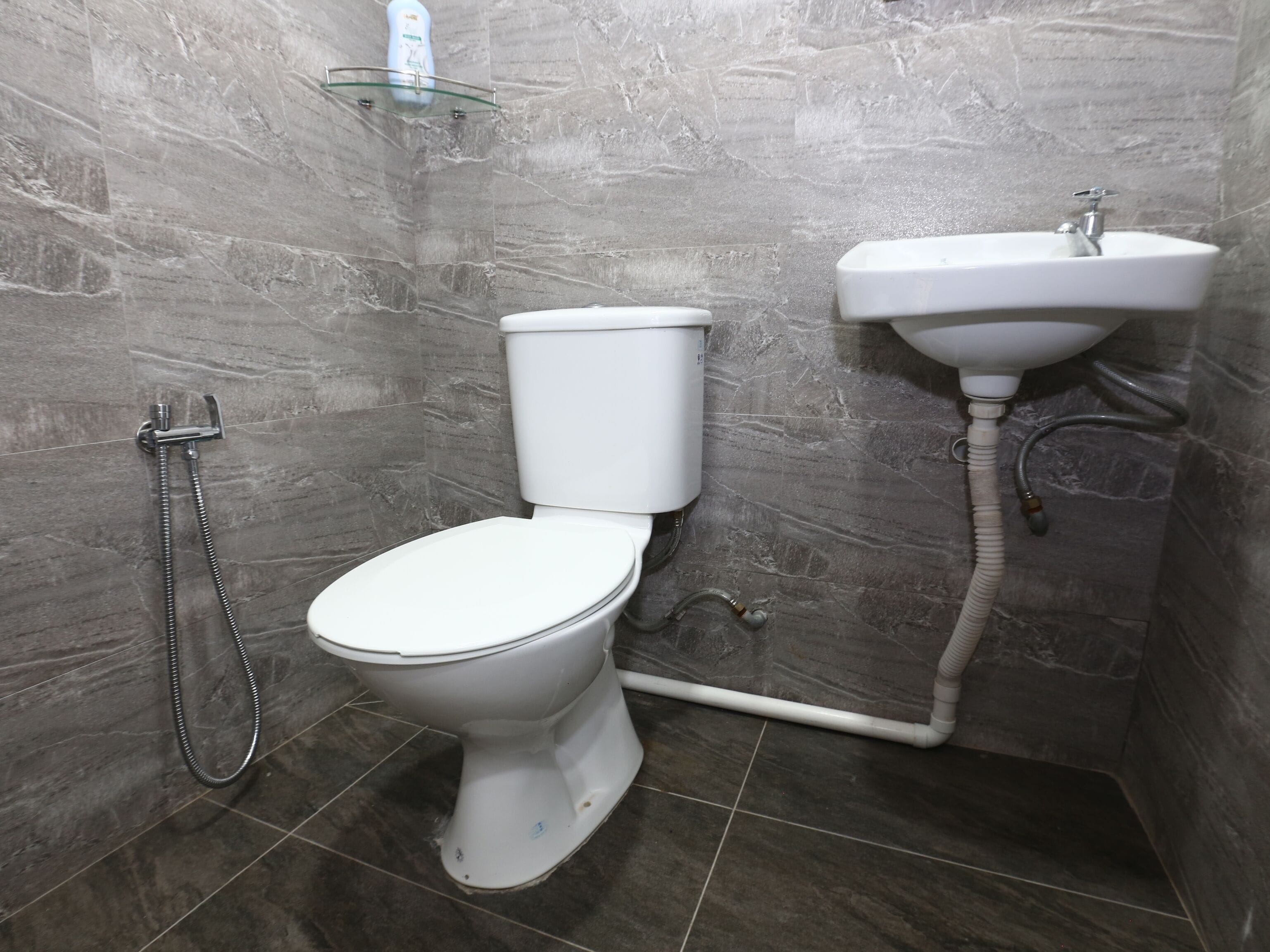 deluxe double room | bathroom | shower, free toiletries, towels