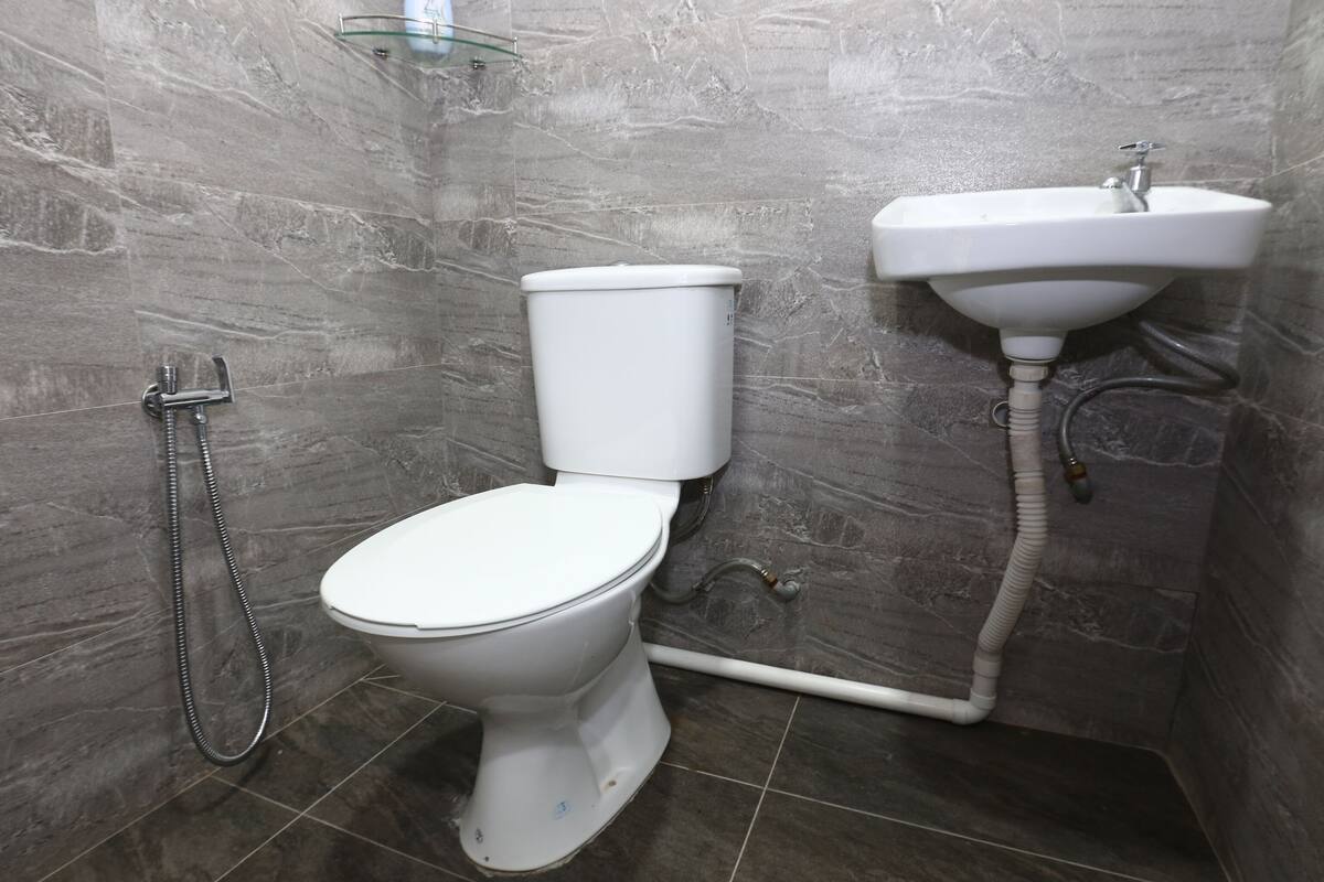 deluxe double room | bathroom | shower, free toiletries, towels