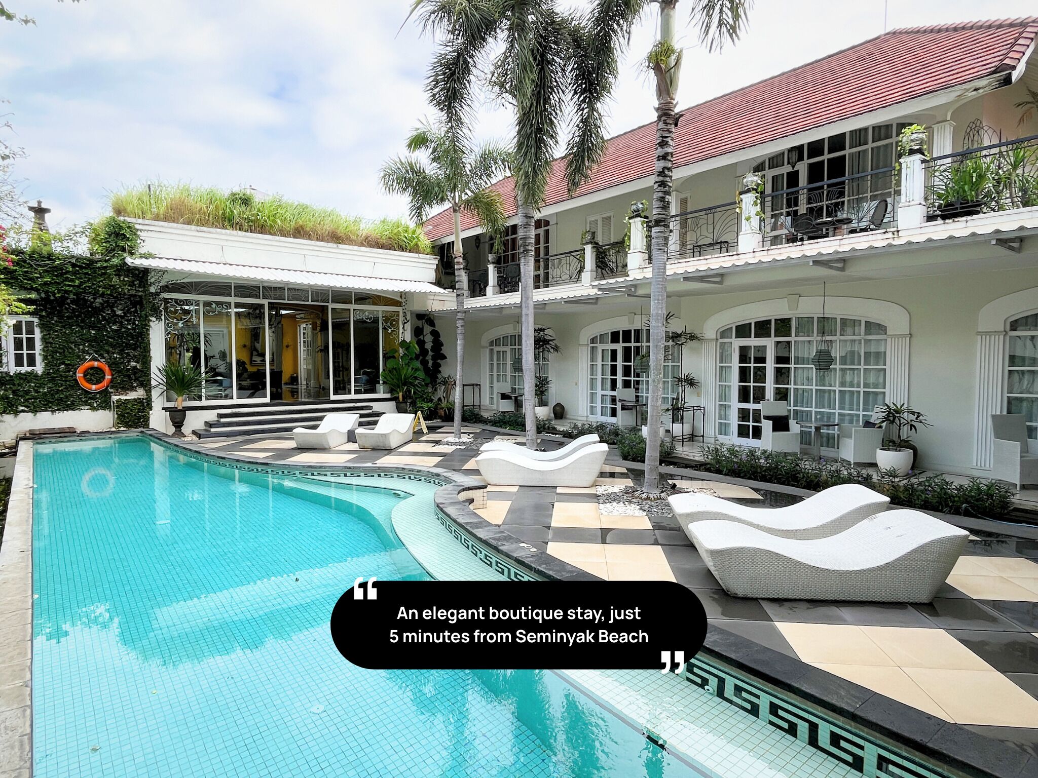 Utomhuspool och solstolar