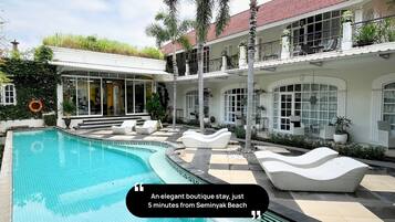 Utomhuspool och solstolar