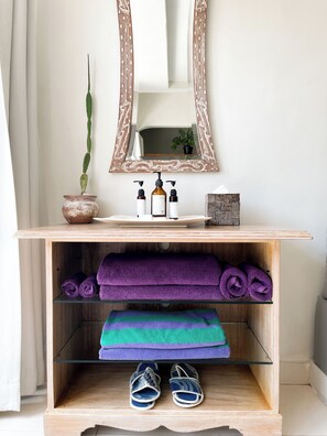 Chambre, 1 grand lit, vue piscine | Salle de bain