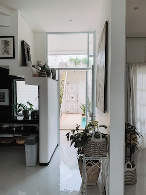 Romantische kamer, 1 slaapkamer, uitzicht op zwembad | Privékeuken | Een waterkoker