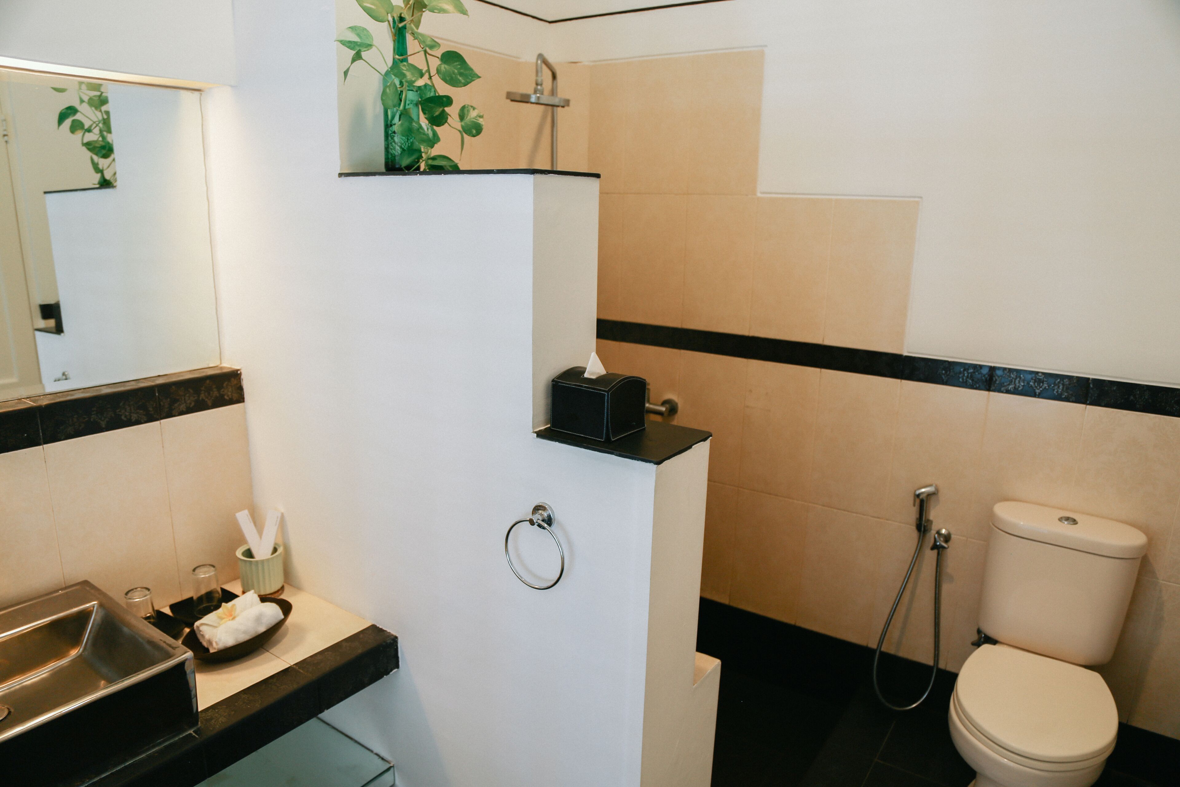 Salle de bain | Douche, douche à « effet pluie », articles de toilette gratuits