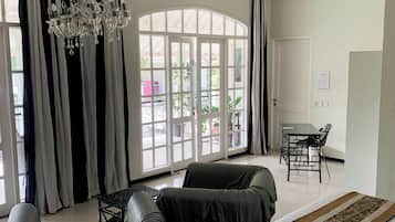 Quarto solteiro júnior | Cofres nos quartos, Wi-Fi de cortesia, roupa de cama