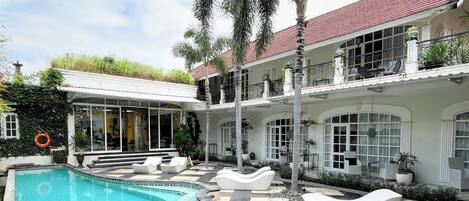 Piscina all'aperto, lettini