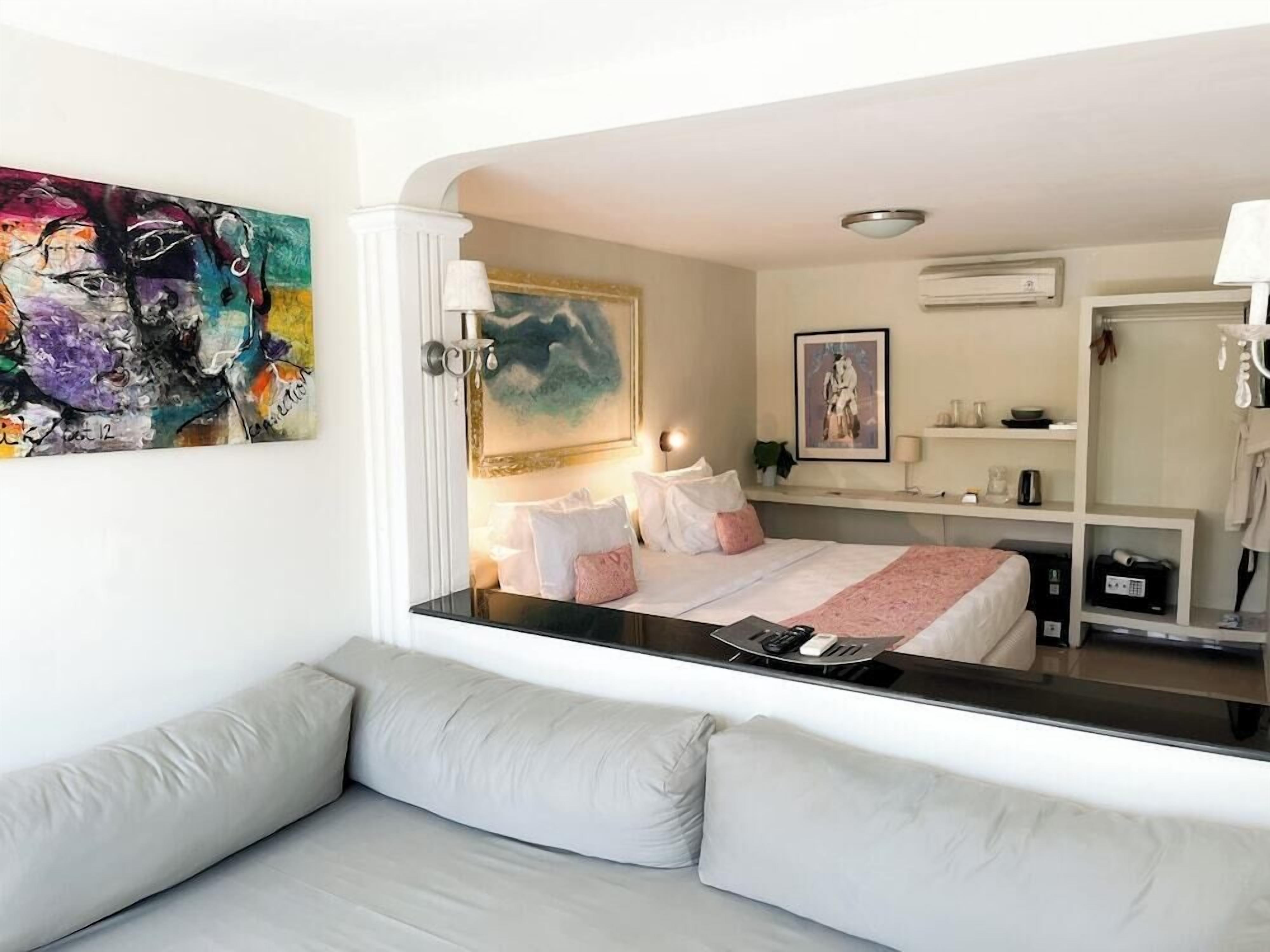 Cofres nos quartos, berços grátis, Wi-Fi de cortesia, roupa de cama