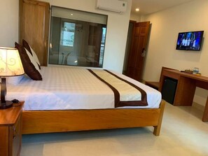 Suite panorámica | Minibar, caja de seguridad en la habitación y escritorio 