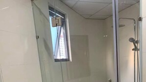 Basic Double or Twin Room | Bathroom | Combined shower/tub, hydromassage showerhead, free toiletries, slippers - HAPPY BEACH (Nha Trang)