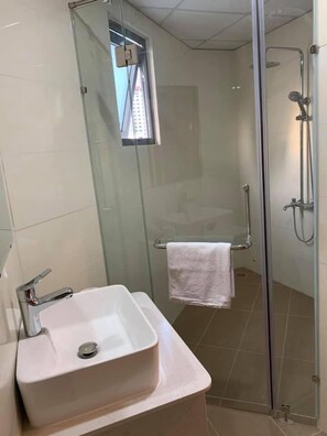 Habitación básica con 1 cama matrimonial o 2 individuales | Baño | Tina con regadera y regadera con hidromasaje 