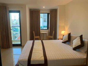 Suite panorámica | Minibar, caja de seguridad en la habitación y escritorio 