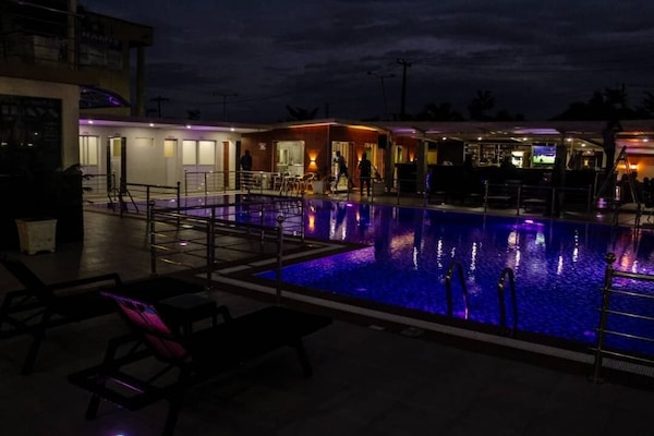Una piscina al aire libre