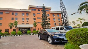 Een hotel met meerdere verdiepingen, een plat dak en een bord met de tekst 'Villa Park'.