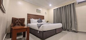 Deluxe Room | In-room safe, desk, laptop workspace, iron/ironing board - Villa Park Hotels (Lagos)