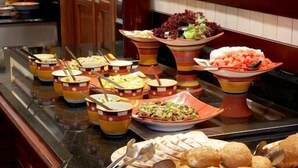 Een buffet met diverse gerechten en drankjes.