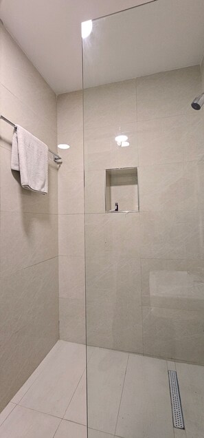 Free toiletries, towels, soap, shampoo - Villa Park Hotels (Lagos)