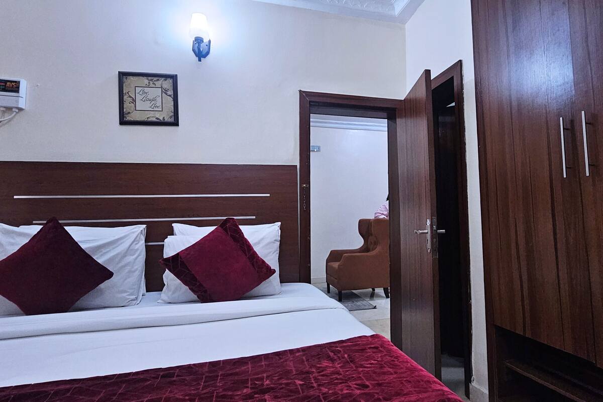 Deluxe Suite | In-room safe, desk, laptop workspace, iron/ironing board