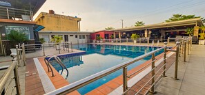 Outdoor pool - Villa Park Hotels (Lagos)