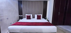 Luxury Room | In-room safe, desk, laptop workspace, iron/ironing board - Villa Park Hotels (Lagos)