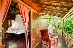 Minibar, caja de seguridad en la habitación y decoración personalizada