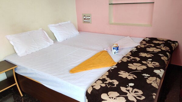 2 bedrooms, WiFi, bed sheets - Family House (Vinayaka Homestay) (Hampi)