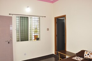 2 bedrooms, WiFi, bed sheets - Family House (Vinayaka Homestay) (Hampi)