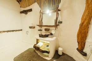 Casa de campo romántica | Baño | Regadera, regadera tipo lluvia, amenidades de baño gratuitas