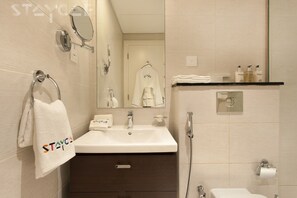 Shower, free toiletries, hair dryer, towels - Staycae Avanti (Dubai)