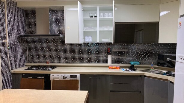 A modern kitchen with a tiled backsplash, a built-in oven, and a dishwasher. - Home sweet home!!!!! (Pyeongtaek-si)