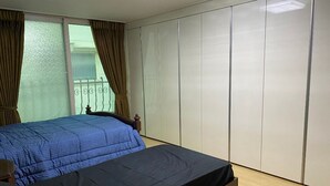 A bedroom with a bed, a wardrobe, and a window with curtains. - Home sweet home!!!!! (Pyeongtaek-si)