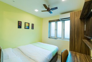Deluxe Double Room | Desk, laptop workspace, free WiFi, bed sheets - Hotel New Sky Palace Residency - Near International Airport (Mumbai)
