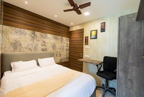Deluxe Double Room | Desk, laptop workspace, free WiFi, bed sheets - Hotel New Sky Palace Residency - Near International Airport (Mumbai)